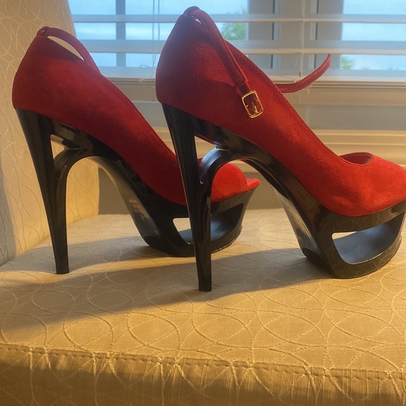 Red suede and black platform high heels - Picture 2 of 3